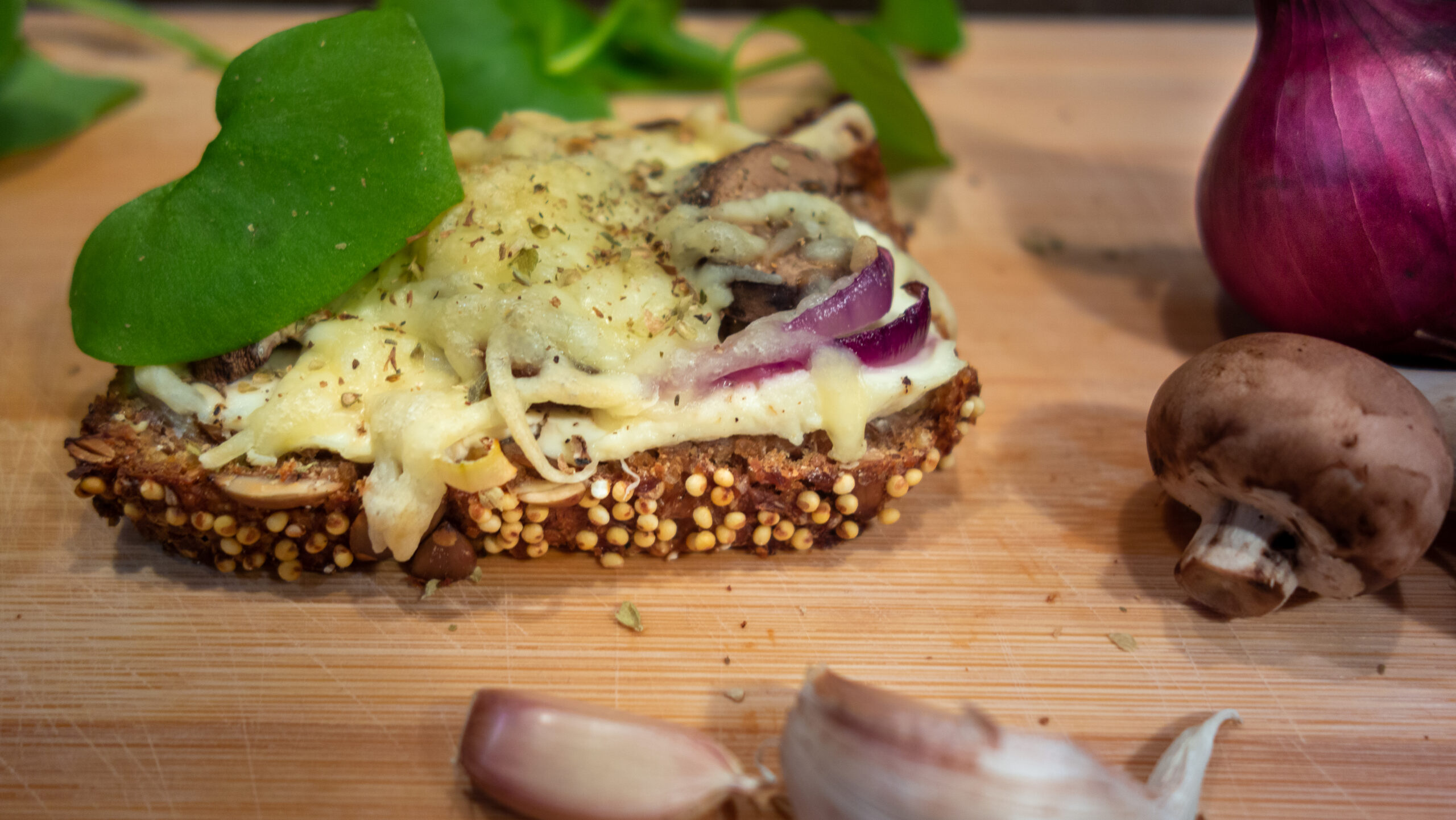 Dinkel-Champignon-Crostini mit Portulak - veggieversum